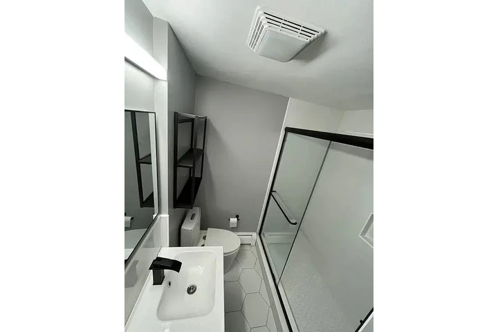 $1300 : Modern 2BR Apartment image 2