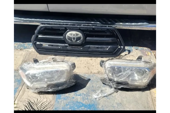 $200 : Headlights tacomo 16-23 image 1