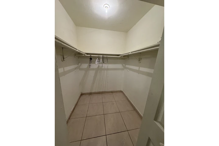 $750 : Hab.para varón de 3 personas image 8