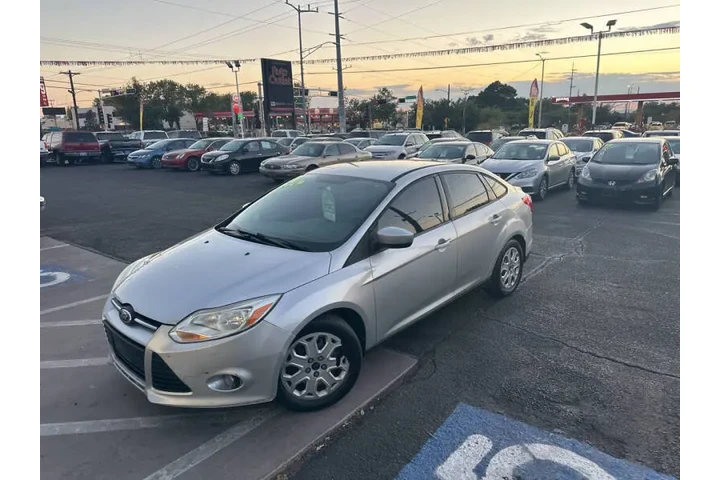 2012 Focus SE image 3