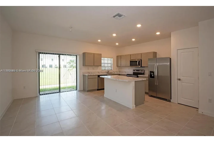 $2350 : Se Renta Hermosa Casa image 2