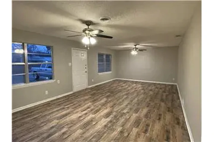 $1100 : Rental property with 3 bedro image 5