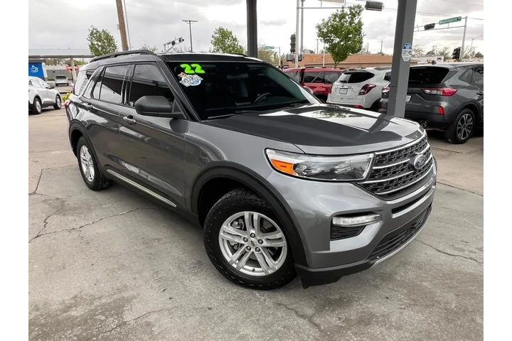 2022 Explorer XLT image 3