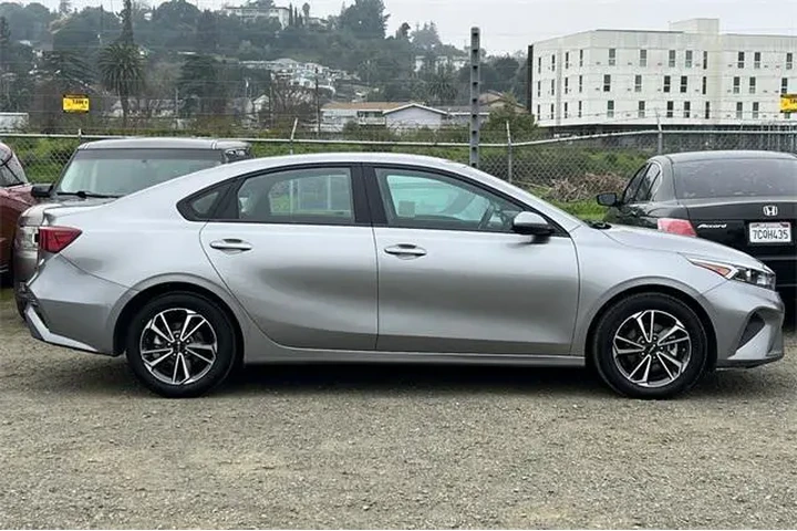 $16390 : Kia Forte 2023 LXS 4dr Sedan image 3