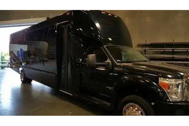 Party bus  y todad clase limo image 1