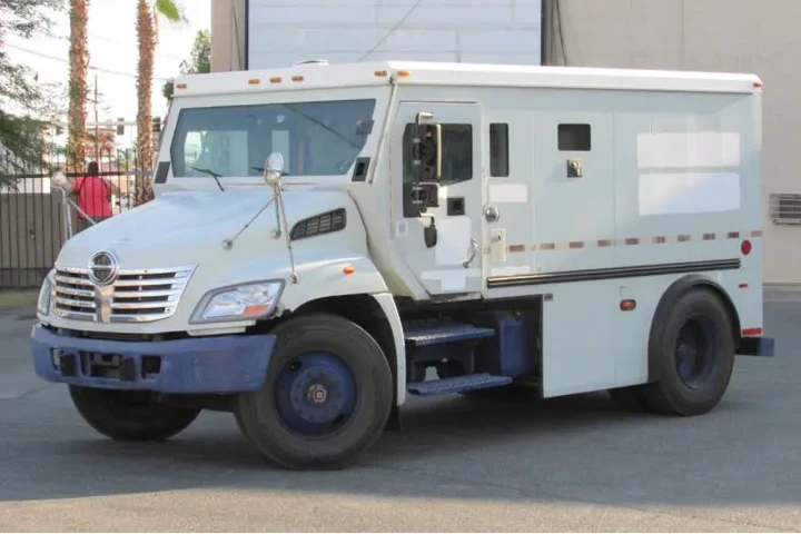 $15995 : 2008 Hino 268 image 3