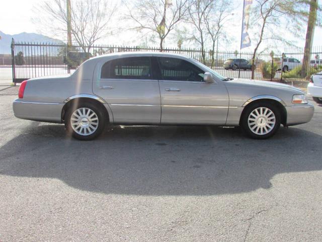 $6995 : 2004 Town Car Signature image 3