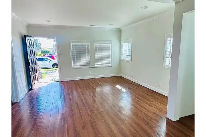 $3350 : Se Renta Casa en Sun Valley ! image 2