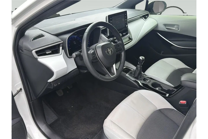 $17990 : Toyota Corolla Hatchback 202 image 9