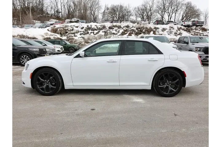 $30000 : Chrysler 300 2022 S V6 4dr S image 4