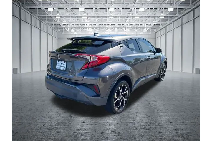 $17489 : Toyota C-HR 2019 XLE 4dr Cro image 7