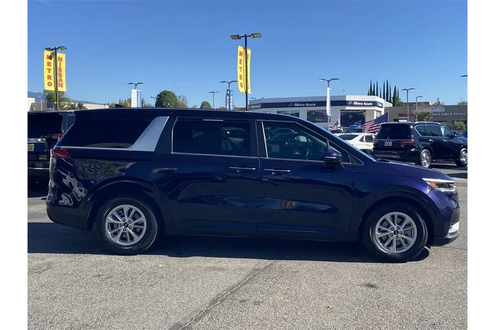 $26995 : Kia Carnival 2024 LX 4dr Min image 2