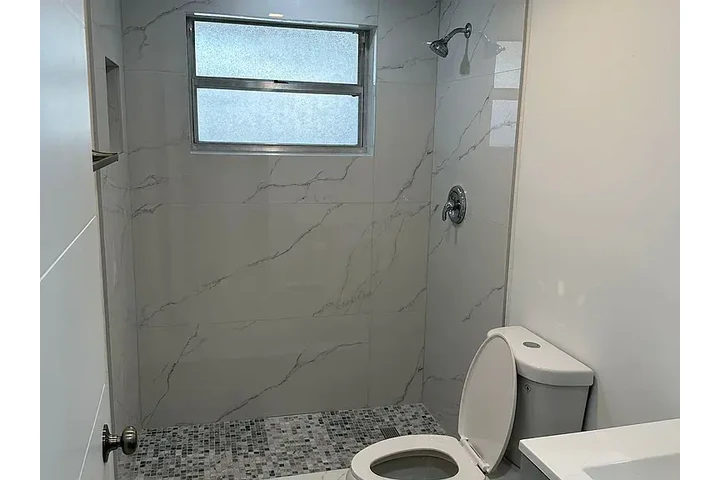 $800 : Recently renovated 2/1 Duplex! image 7
