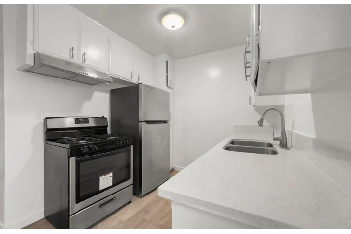 $1540 : Spacious 1 Bedroom Apt in LA image 5