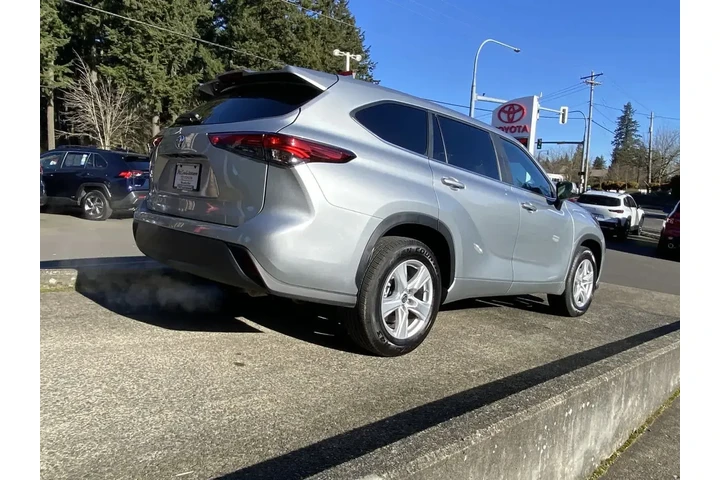 $34131 : Toyota Highlander 2023 L 4dr image 8