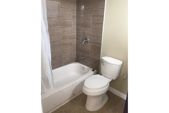 $1300 : Cuarto De Renta image 5