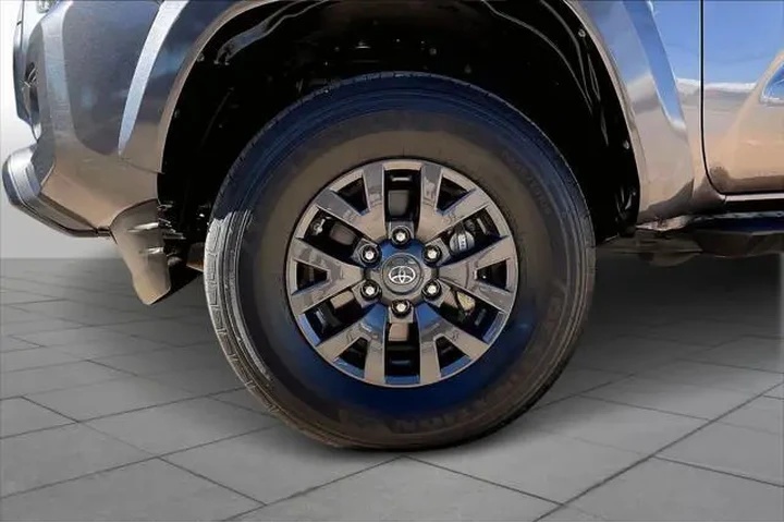 $30982 : Toyota Tacoma 2021 4x2 SR5 V image 9