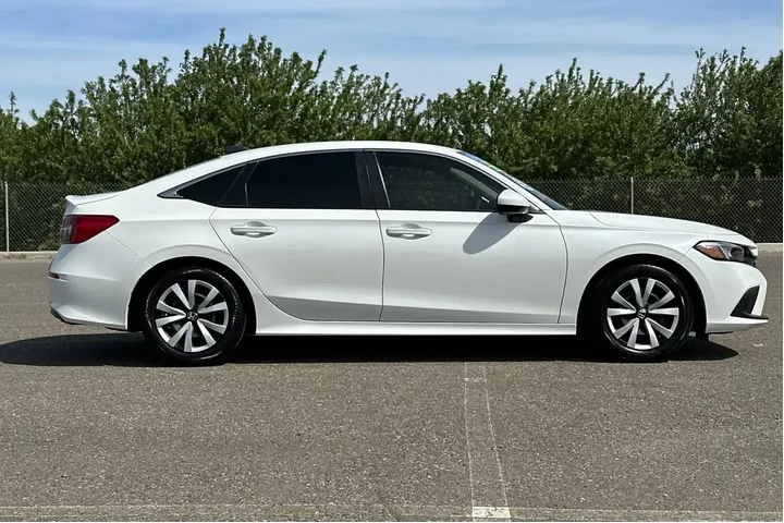 $25981 : Honda Civic 2024 LX 4dr Seda image 2