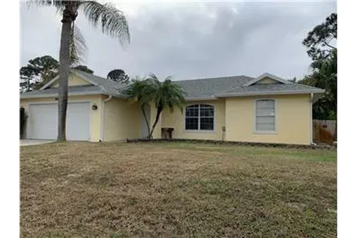 $2400 : Rental property with 3 bedro image 1