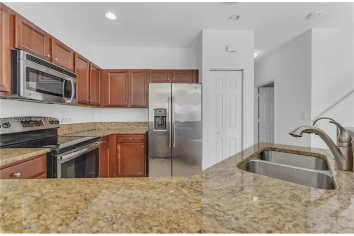 $3100 : 17461 SW 153rd Ct, Miami, FL image 7