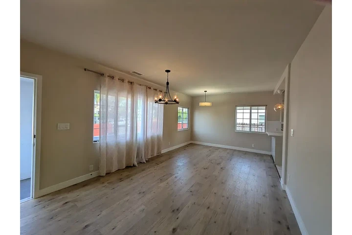 $1100 : Spacious Living 2 bedroom home image 5