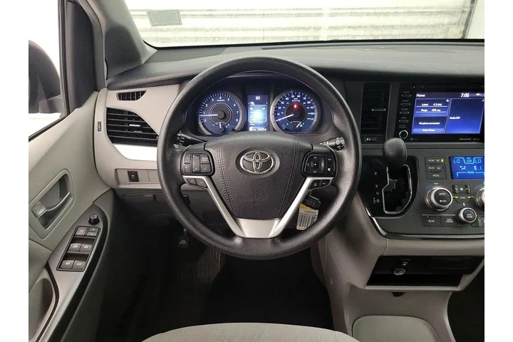 $26998 : Toyota Sienna 2018 LE 7-Pass image 10