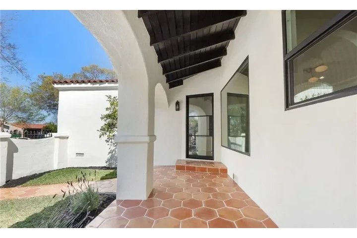 $630000 : 3Beds/2Baths Available in LA image 6