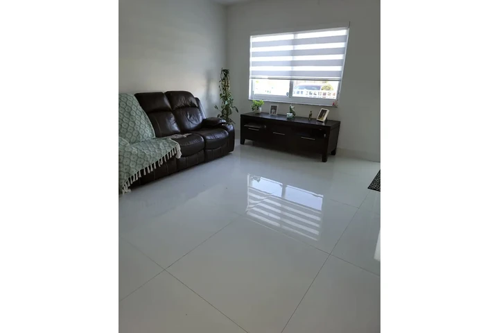 $900 : stainless steel Spacious home image 5