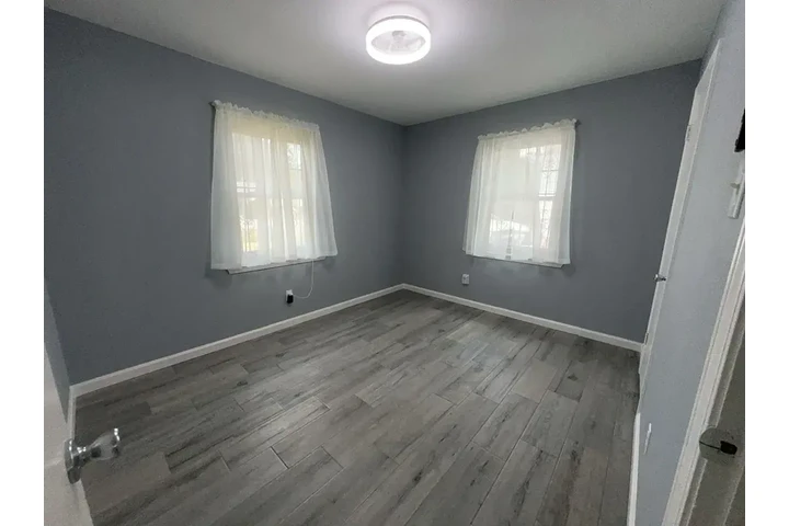 $1300 : Welcome to this charming 3-bed image 4