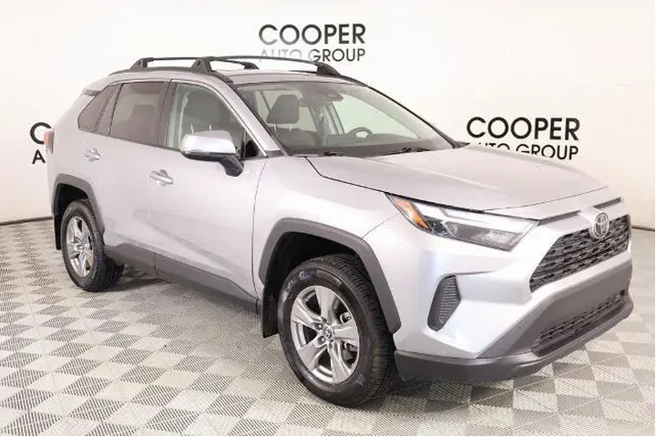 $26415 : Toyota RAV4 2023 AWD XLE 4dr image 1