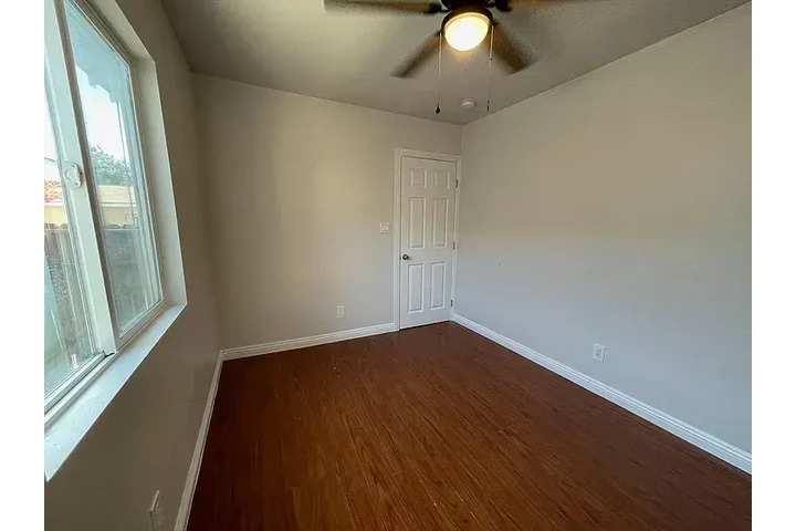 $900 : Two bedroom house in ready ! image 6