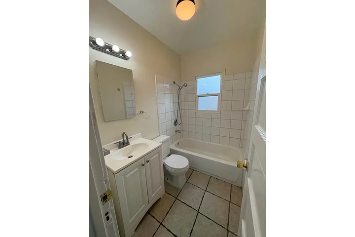 $3100 : 324 N Palomares St image 8