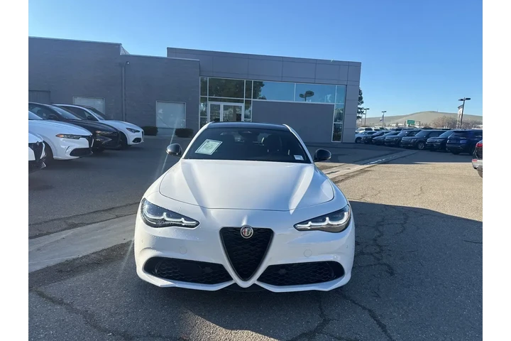 $35999 : Alfa Romeo Giulia 2025 4dr S image 3