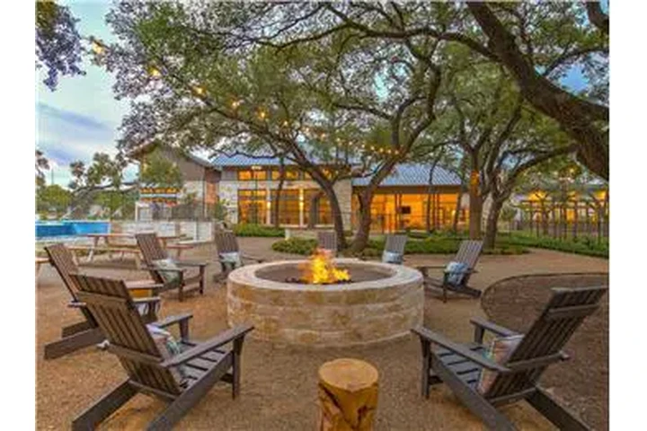 $1565 : Rental property with 1 bedro image 1