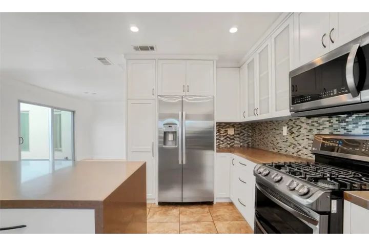 $2465 : 3Beds/2Baths in W Pico Blvd image 5