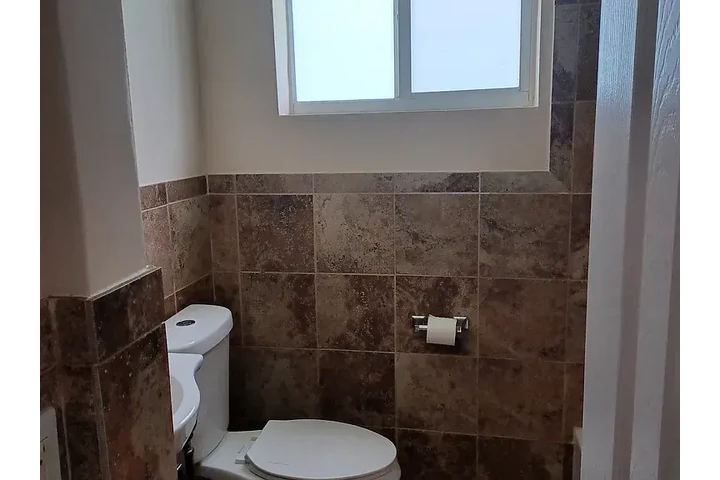 $800 : This 2 bedroom, 1-bathroom image 5