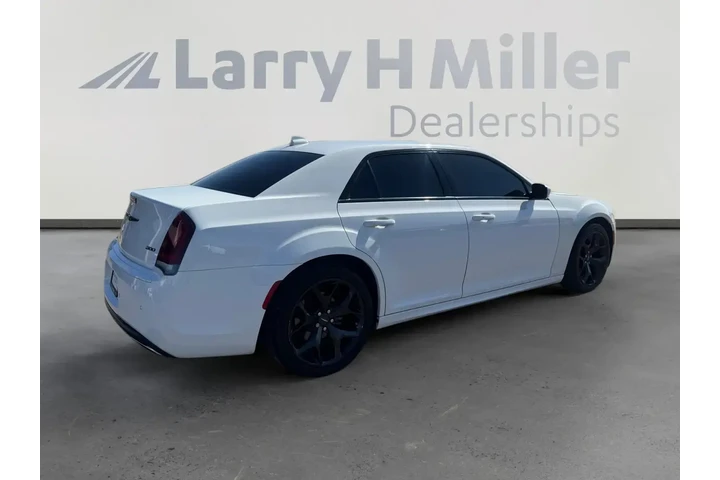 $21056 : Chrysler 300 2022 Touring L image 5
