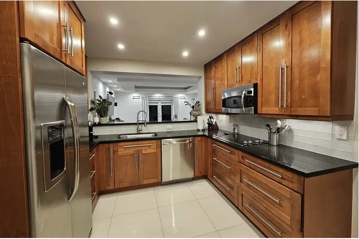 $1000 : charming Spacious home image 5