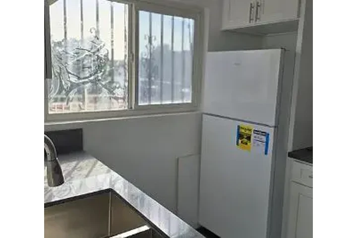 APTO. EN 1028 N. ARDMORE AVE. image 5