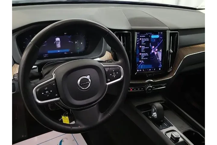 $21825 : Volvo XC60 2022 AWD B5 Momen image 4