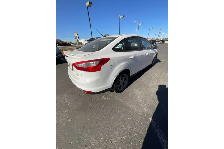 2013 Focus SE image 6