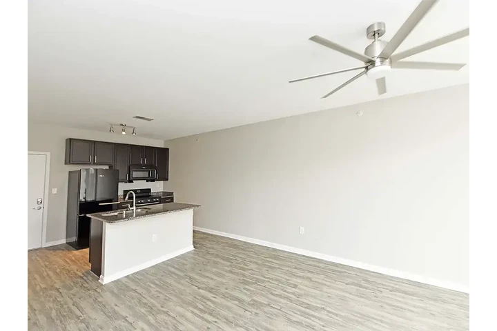 $1300 : Standard 1bd and 1 bathroom image 2