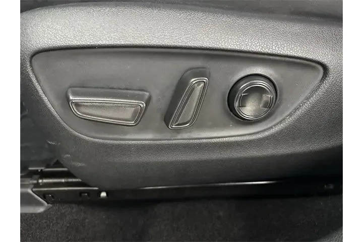 $29900 : Toyota RAV4 2023 AWD XLE Pre image 4