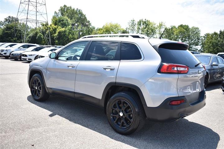 2018 Cherokee Latitude image 8