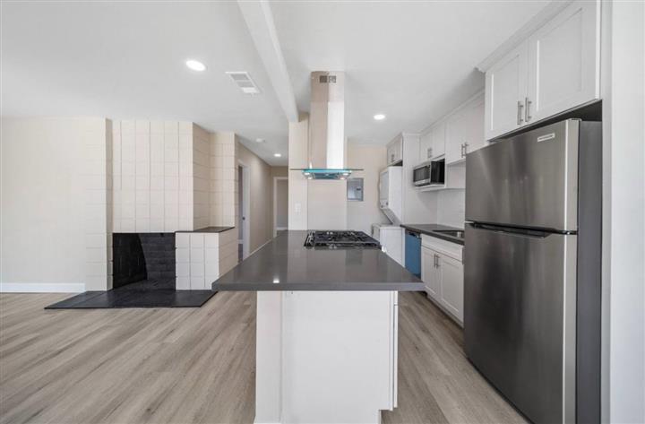 $1400 : Luxury Apartment image 6