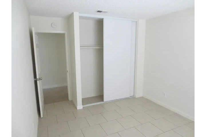 $1200 : Rialto- 3 Recamaras image 4