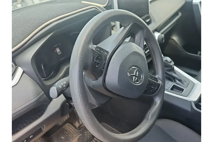 $27200 : Toyota RAV4 2024 AWD LE 4dr image 2