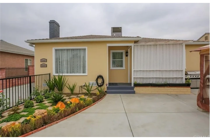 $1900 : Spacious Yard image 1