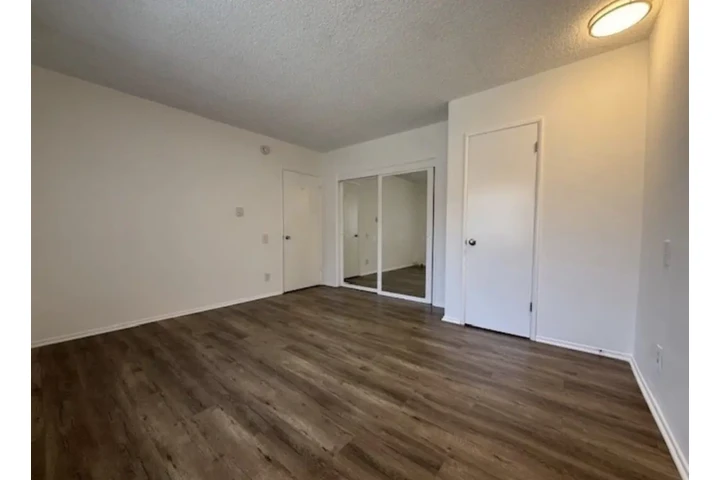$1570 : Spacious 1 Bed Apt in Gardena image 6