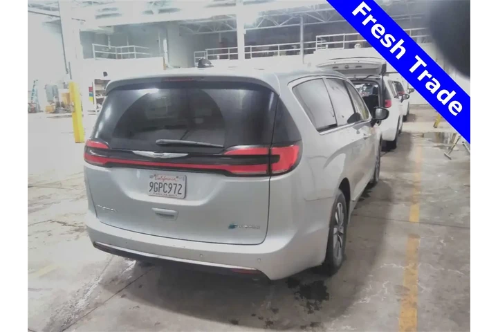 $26490 : Chrysler Pacifica Plug-In Hy image 3